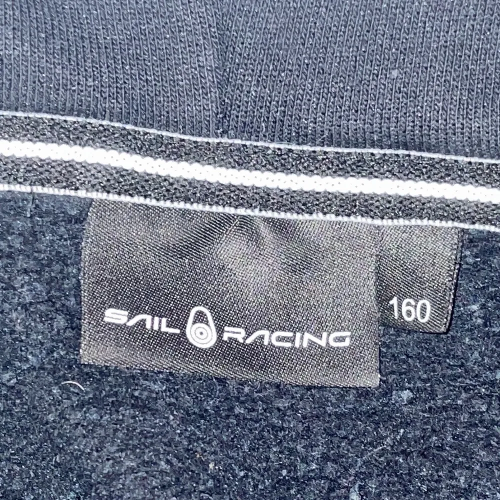Säljer min fina sailracing hoodie i storlek 160 sitter som S passar även xxs/xs. Inga tecken på slitage utan i ett fint skick💜💜(två första bilderna är lånade). Tröjor & Koftor.