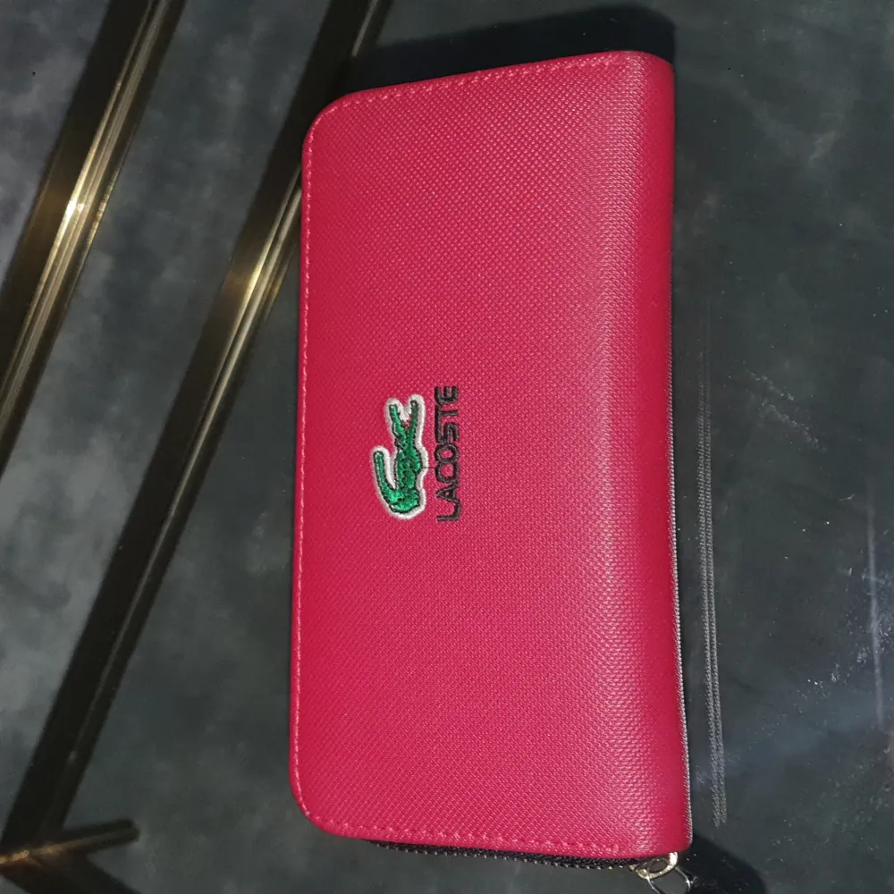 Lacoste plånbok röd, ytterst sällan använt.. Övrigt.