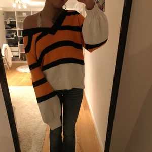 Höstig stickad tröja  - Söt höstig tröja som jag köpte på Åhléns för ett tag sen. Märket heter Karen by simonsen.