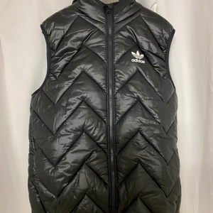 Väst - En svart adidas väst i strl 164. Den är aldrig använd och är i bra skick.