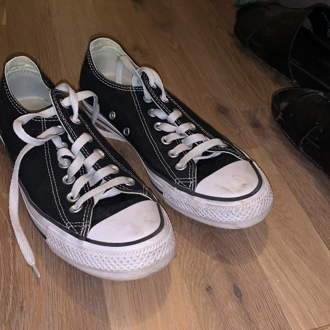 Svarta låga converse