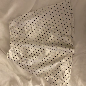 Vit prickig/leopard kjol från chiquelle - Vit prickig/leopard kjol från chiquelle i siden material. Knappt använda bra skick! Frakt tillkommer🤍🖤 100kr styck eller båda för 180kr!