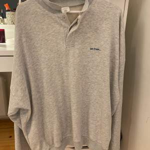 Sweatshirt från iets frans, köpt på Urban Outfitters, orginalpris 500 kr, säljer för 350+frakt, säljer pga använder ej