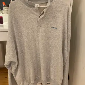 Sweatshirt från iets frans, köpt på Urban Outfitters, orginalpris 500 kr, säljer för 350+frakt, säljer pga använder ej