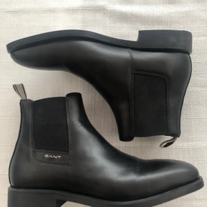 GANT - James Chelsea Boots  - Helt nya kängor från märket Gant i storlek 43. För små och därmed aldrig använda. Gjorda i 100% läder och ska enligt beskrivningen vara riktigt slitstarka. Inköpta för 2000kr från Boozt. Inga skambud tack.