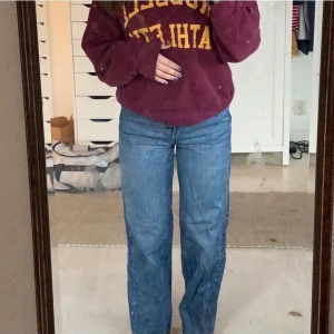 zara jeans  - säljer dessa asfina mellanblåa jeans från zara i jättebra skick, lappen är avklippt men skulle uppskatta att storleken är 36/38 typ, passar mig som i vanliga fall är en S. säljer pga att de inte riktigt är min stil längre plus att jag behöver pengar. avklippta längst ner då de va alldeles för långa, skulle säga att dom passar alla upp till 170 kanske❤️ en liten fraktkostnad tillkommer om du inte kan mötas upp i Stockholm, först till kvarn❤️