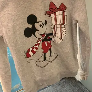 Mickey mousse jul tröja med röd glittrig text på armarna ❤️