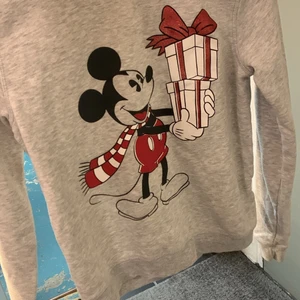 Jul tröja  - Mickey mousse jul tröja med röd glittrig text på armarna ❤️