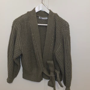 stickad kofta - Grön stickad kofta med knytning från zara! Storlek S 