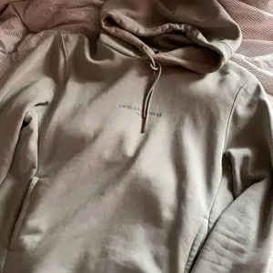 Säljer en mintgrön hoodie i storlek S, den är använd några få gånger men inget som syns på den, så nästan som i nyskick!🥰 (bättre bild på färgen på hoodien i bild 2)
