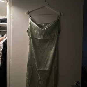 Klänning - En skitfin klänning jag aldrig använt då den är lite stor. jag är en S och skulle säga att lämningen är en M. Den är helt ny och inga skavanker💕