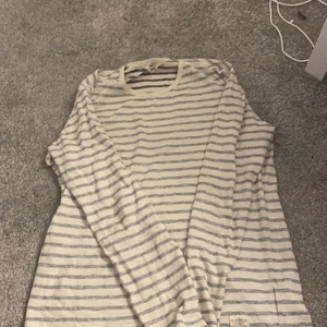 Lee  - En randig lång armad lee tröja. Storlek M  sitter jätte fint lite overside😊 passar både M och L både för tjej och kille❤️