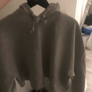 Hoodie  - En snygg croppad hoodie som aldrig kommit till användning! Köpt på GinaTricot!