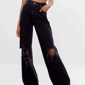Jeans nyskick bershka - Ett par svarta bershka jeans med hål i  , super snygga men tyvärr köpt hem i en för liten storlek, testade men inte använda alltså är de i kvaliten som nyskick! 