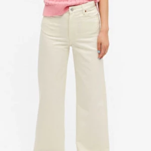 jeans  - Jag säljer dessa fina jeans från monki i modellen Yoko, dom har tyvärr blivit inte för korta för mig som är 169 och därför inte används så mycket. På sista bilden kan man tydligt se dom guld/bruna sömmarna. Inköpta för 400kr💕