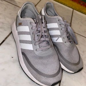 Adidas dam skor - Super snygga Adidas skor & väldigt bekväm! Storlek 36 1/2, dm för intresse eller fler bilder ❤️