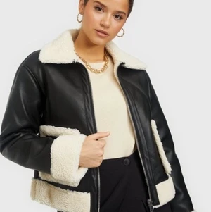 Vinterjacka  - Jacka från Gina Tricot, jackan är i jättebra skick💕köparen står för frakten och frakten ligger runt 100kr