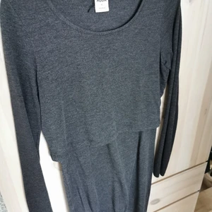 Mörkgrå klänning xs - Mörkgrå klänning från Vero moda storlek xs. Använt skick, nopprig i tyget.                                       Köparen står för eventuell frakt, skickar med billigaste alternativet eller annat enligt önskemål ☺️