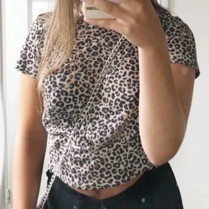 Topp Pull&Bear - Leopard topp från Pull&Bear! Superbra skick!🐆
