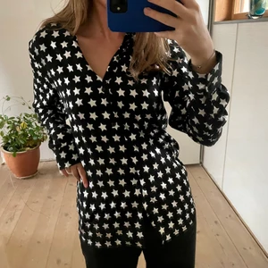 Skjorta med stjärnor zara - Säljer denna svarta skjorta med silvriga stjärnor, så fin!! Går inte att få tag på längre i butik (zara)❤️‍🔥 vid flera intresserade blir det budgivning