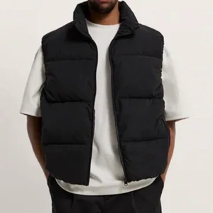 Väst från Zara - Oanvänd väst från Zara i storlek M (frakt tillkommer💜)