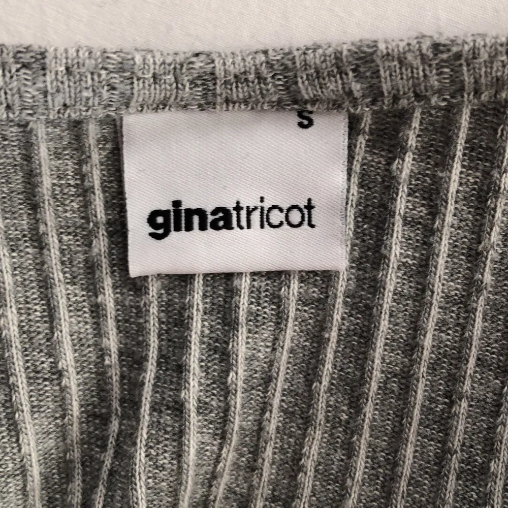 En super fin och skön Gina tricot tröja som jag andvänt få gånger.  Den är super skön att ha och köpt för 250kr tröjan har tråd i mitten som man kan dra åt hur mycket man vill även ta bort. . Tröjor & Koftor.