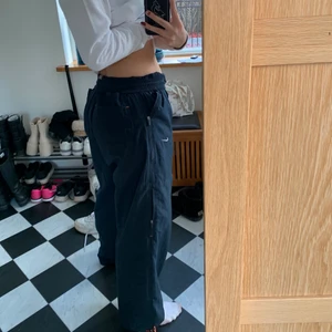 Vintage Nike byxor - Vintage Nike byxor som är långa å vida i benen, älskar dom här men dom används tyvärr för lite! Jag är 170 och har oftast S/M när jag köper kläder. Det är resår i midjan vilket gör att dom är väldigt flexibla i storleken 