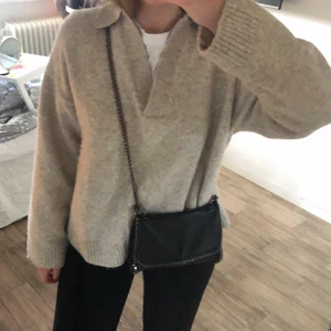 Stickad tröja  - Säljer denna fina från hm, snygg krage me en slits längst hals och bröstkorg! Liknar den Populära modellen från zara. Köptes för 299kr, använt en gång!💓