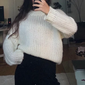Vit stickad tröja - Vit stickad tröja, sparsamt använd och i fint skick. 🤍 Köpare står för fraktkostnad 