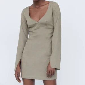 Festklänning från Zara  - Säljer denna skitcoola festklänningen från zara i en skitnajs beige färg, färgen är lite kallare än min egen bild men lite varmare än den från Zaras hemsida! Den var tyvärr lite för kort på mig som är 174cm lång, därav har den inte kommit till användning. Skulle säga att längden passar alla från 172cm och ner. 🥰 storlek: XS