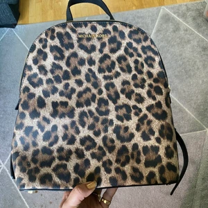 Michael kors ryggsäck  - Helt ny ryggsäck. Aldrig använd! Nypris 2000kr. Kan mötas & frakta.