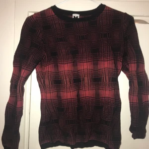 90s tjocktröja missoni - Skitsnygg rutig tjocktröja i tunnare material från Missoni. Passar storlek xs-m!