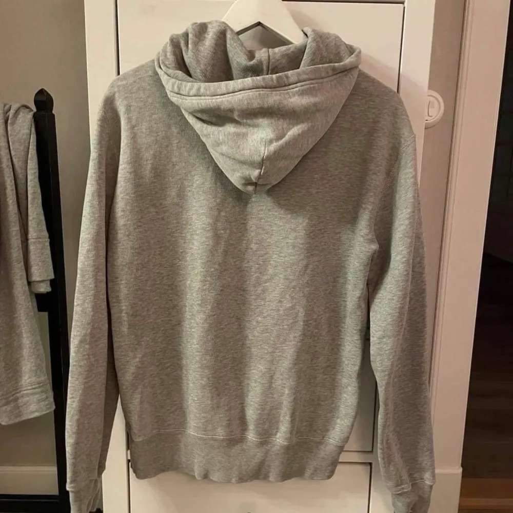 En väldigt fin hoodie från Ralph Lauren som jag säljer då den tyvärr är för liten för mig.   Hör av dig om du har några funderingar! :)). Tröjor & Koftor.
