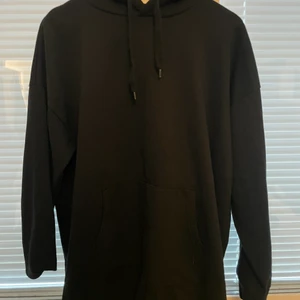 Hoodie  - Säljer en fin svart hoodie med huva