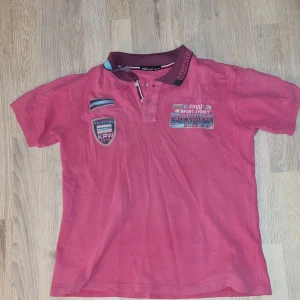 Pikétröja  - Lite rosa aktig färg, olika märken på tröjan. Det står X Large, men den är definitivt i S eller XS