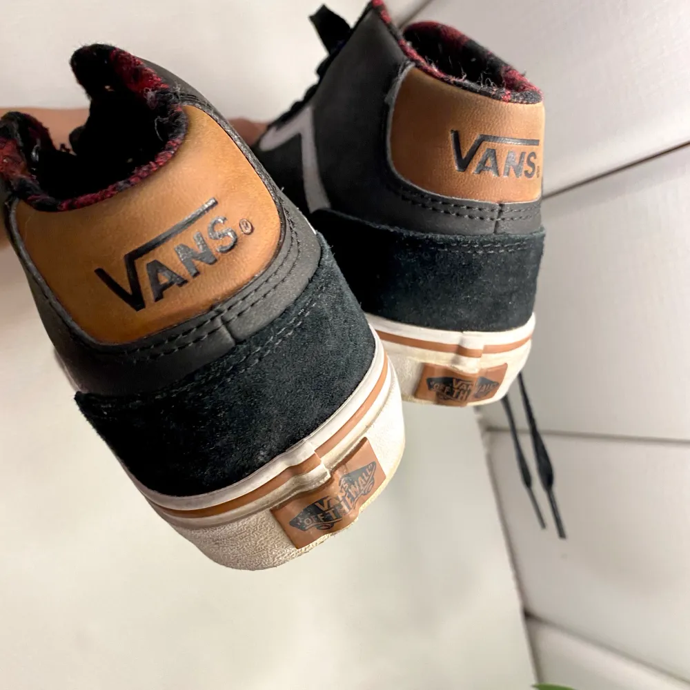 Säljer mina supercoola Vans skor i mocka och skinn då jag har flera liknande🥰. Coola detaljer i brunt. Använda en vinter. Bra skick! Nypris ca 800kr. Skor.