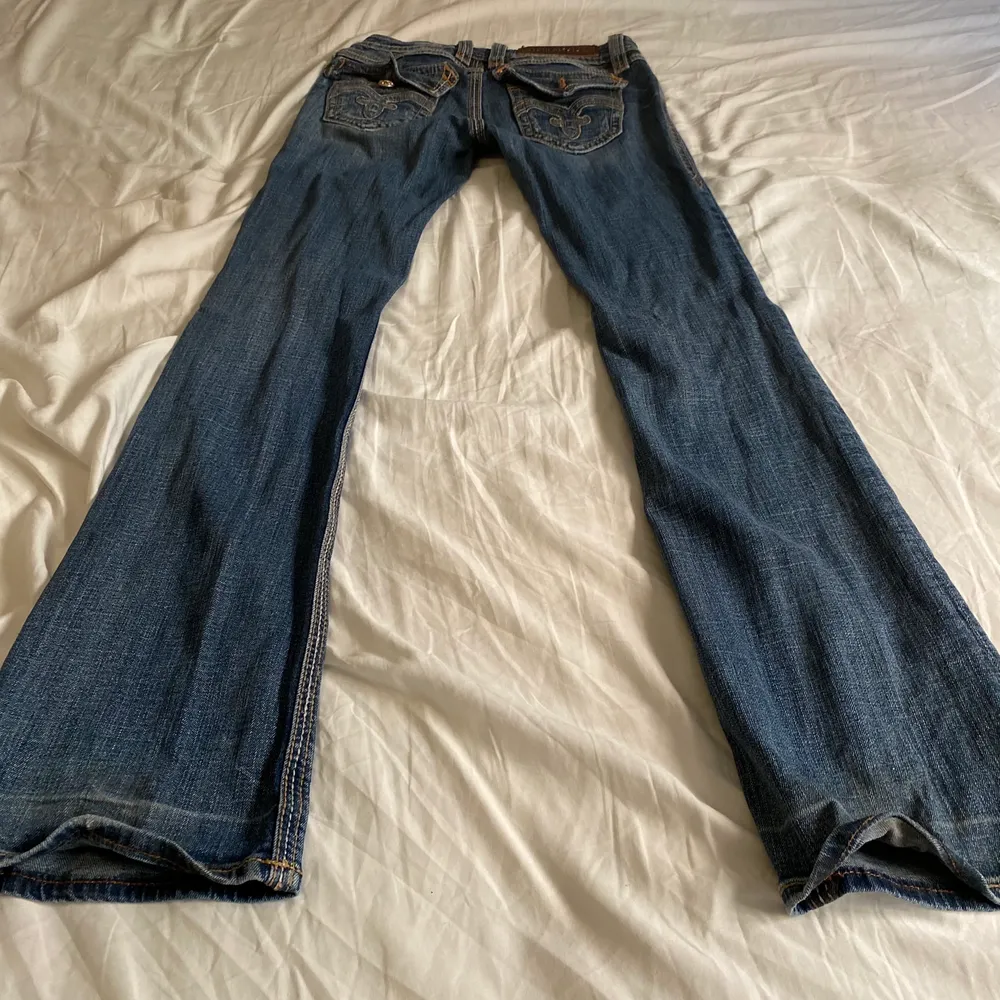 ❤️❤️‼️‼️MÅNGA INTERESERADE SÅ BUDA PRIVAT!!Säljer dessa skitsnygga bootcut jeans från märket rock revival med super coola fickor som inte säljs längre. De är köpta secondhand men endast använda 2 gånger av mig så de är i bra skick. Storleken är 26 och de sitter perfekt på mig som är 168. Skriv privat för eventuella frågor 💗. Jeans & Byxor.