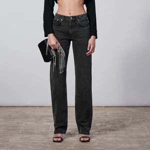 Midwaist jeans från Zara i storlek 38