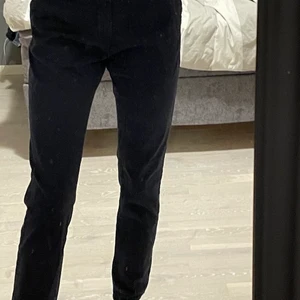 Hampton Republic byxor - Blåa knappt använda byxor i bra skick. Säljer pågrund av att jag aldrig knappt använder dem och kommer aldrig göra. Storleken är ungefär som alla andra byxor jag säljer.