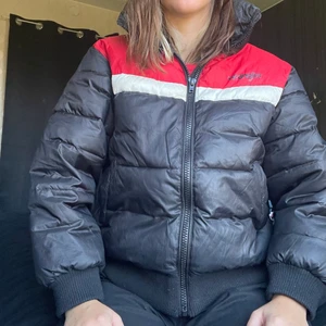 Wrangler vinterjacka - Nypris ca 1300, nu 300. Använd en vinter. Ingen luva. Sitter som en S