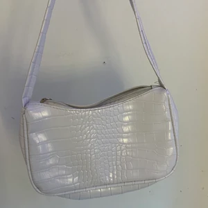Axelväska - Vit axelväska i helt okej skick. Köparen står för frakt!!💕💕