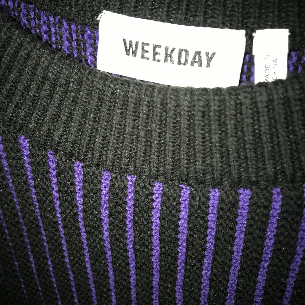 Stickad tröja från weekday med lila detaljer, lätt använd. Stickat.