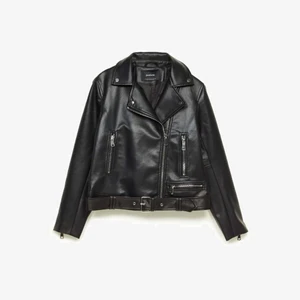 Stradivarius skinnjacka strorlek M - Jättefin skinnjacka köpt på zalando, true to size och helt oanvänd.