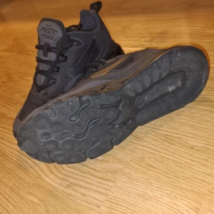 Nike  - Säljer mina Nike 270 react använda en gång utomhus men dom är förstora för mig nypriset va 1000 kr säljer dom för 500 men priset går att diskutera. Storlek 38,5 och färg grafitgrå hämtas i arlöv eller skickas med spårbart paket. Detta är även en unisex modell så dom passar både för män och kvinnor. Sköna skor om dom hade suttit bra