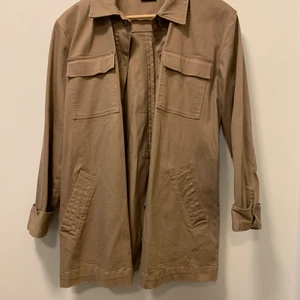 Tunn jacka från Kappahl - Säljer denna tunna jackan / skjortjackan från Kappahl i storlek S (men passar även mig som är XS vanligtvis om man viker upp ärmarna). Det ingår även ett snöre att knyta in midjan med. Sjukt snygg men har knappast använt den. Hoppas den hittar ett nytt hem snart <3