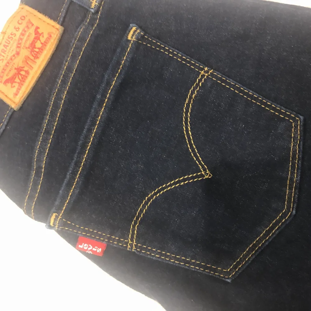 Ett par så snygga mörkblåa Levis super skinny jeans!! Aldrig använda☺️ pris kan alltid diskuteras . Jeans & Byxor.