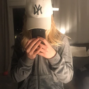 Keps  - En keps jag fåtal gånger använt, så säljer den nu i ganska bra skick bara en liten fläck på vänster sida.