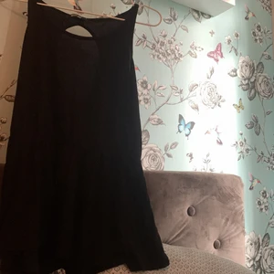 Gina topp  - Linne/ topp från Gina Tricot ser genomskinlig ut på bild men på så är den inte alls genomskinlig 