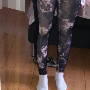Vet inte  - Fin tränings byxor använt många gånger går på frakt ❤️ för 66 kr och jag skriv de va Jens för de fanns ingen träningsbyxor på kategori 