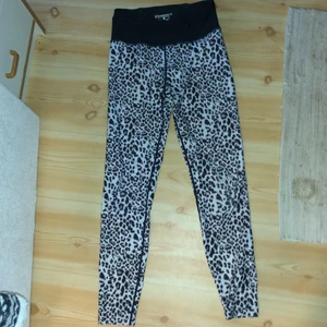 Träningsbyxor - Träningsbyxor från Intersport tror ja! Leopard mönster, hög midjade. Stl S, passar mig perfekt jag som är 166cm!🥰 Tror nypris var 299kr